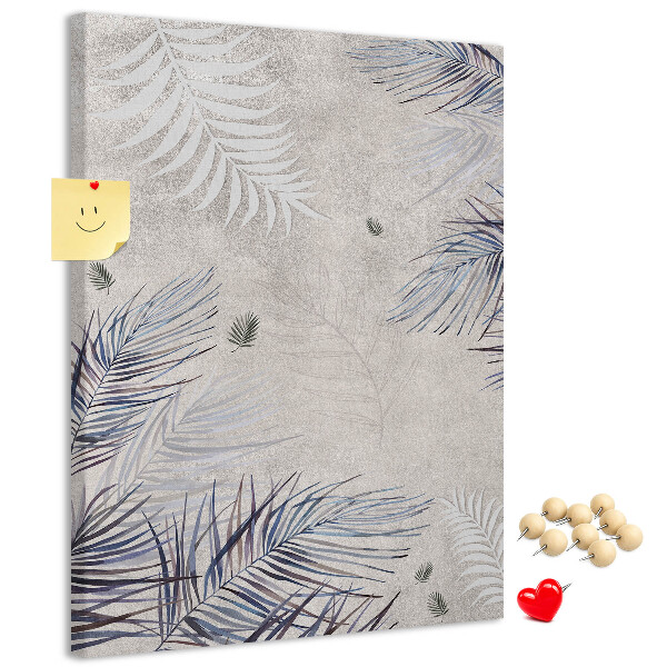 Bacheca di sughero con stampa di foglie delicate su sfondo grigio