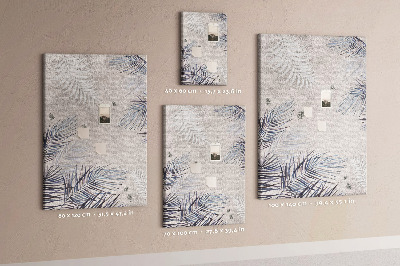 Bacheca di sughero con stampa di foglie delicate su sfondo grigio