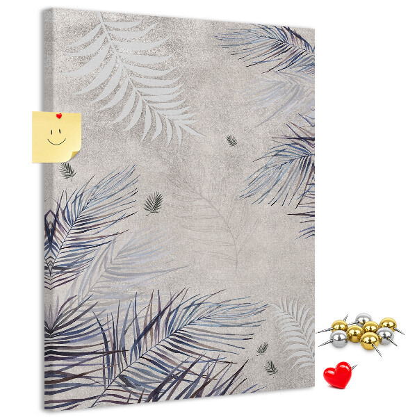 Bacheca di sughero con stampa di foglie delicate su sfondo grigio