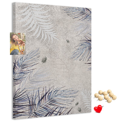 Bacheca di sughero con stampa di foglie delicate su sfondo grigio