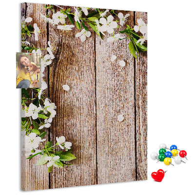 Lavagna in sughero con stampa di fiori su sfondo di assi di legno