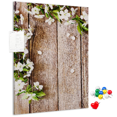 Lavagna in sughero con stampa di fiori su sfondo di assi di legno