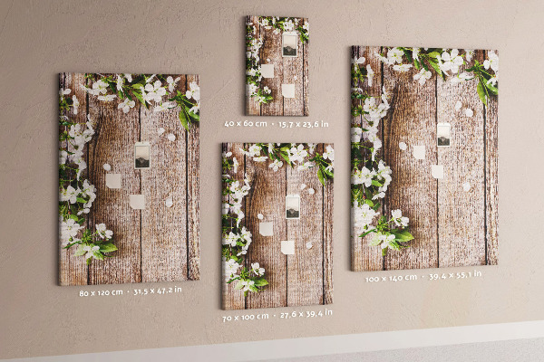 Lavagna in sughero con stampa di fiori su sfondo di assi di legno