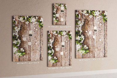 Lavagna in sughero con stampa di fiori su sfondo di assi di legno
