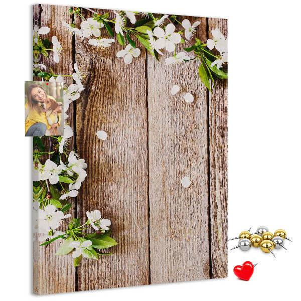 Lavagna in sughero con stampa di fiori su sfondo di assi di legno