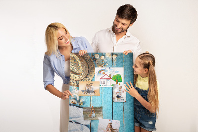 Lavagna in sughero con accessori estivi su sfondo in legno blu
