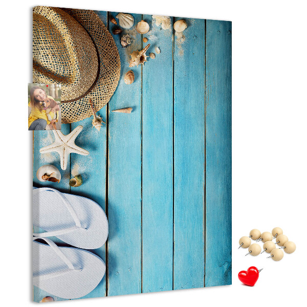 Lavagna in sughero con accessori estivi su sfondo in legno blu