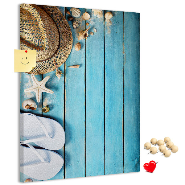 Lavagna in sughero con accessori estivi su sfondo in legno blu