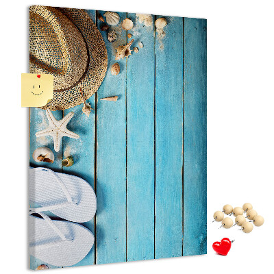 Lavagna in sughero con accessori estivi su sfondo in legno blu