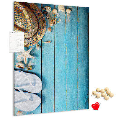 Lavagna in sughero con accessori estivi su sfondo in legno blu