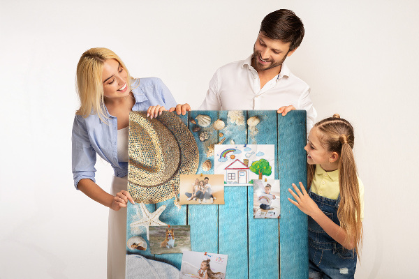Lavagna in sughero con accessori estivi su sfondo in legno blu