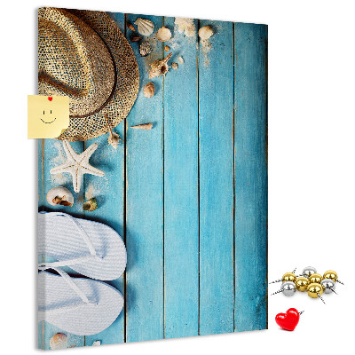 Lavagna in sughero con accessori estivi su sfondo in legno blu