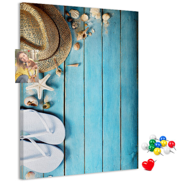 Lavagna in sughero con accessori estivi su sfondo in legno blu