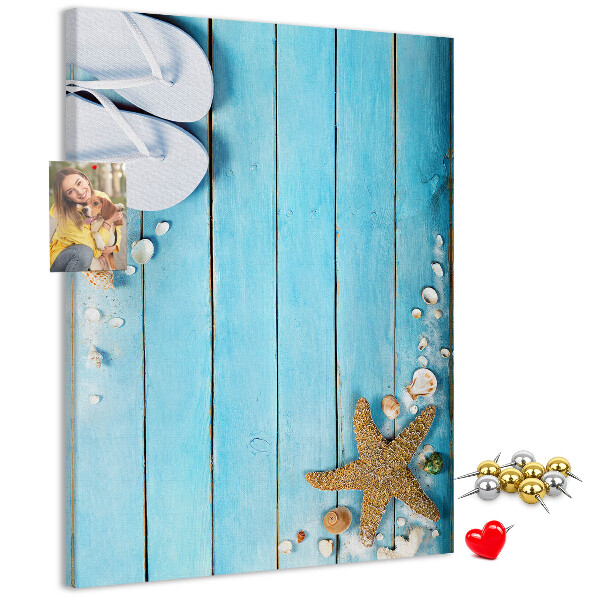 Bacheca di sughero con stampa di infradito da spiaggia su tavola blu