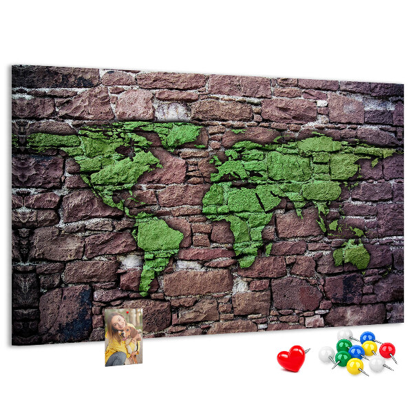 Bacheca in sughero mappa del mondo verde su muro di pietra