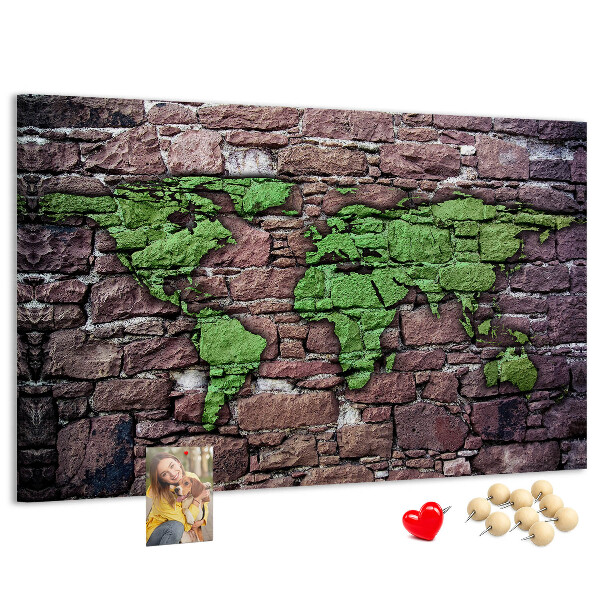 Bacheca in sughero mappa del mondo verde su muro di pietra