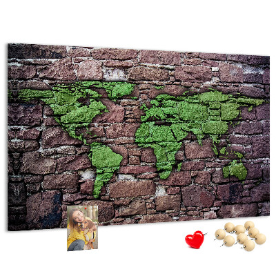Bacheca in sughero mappa del mondo verde su muro di pietra