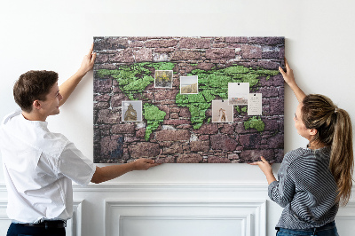 Bacheca in sughero mappa del mondo verde su muro di pietra