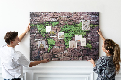 Bacheca in sughero mappa del mondo verde su muro di pietra
