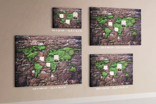 Bacheca in sughero mappa del mondo verde su muro di pietra