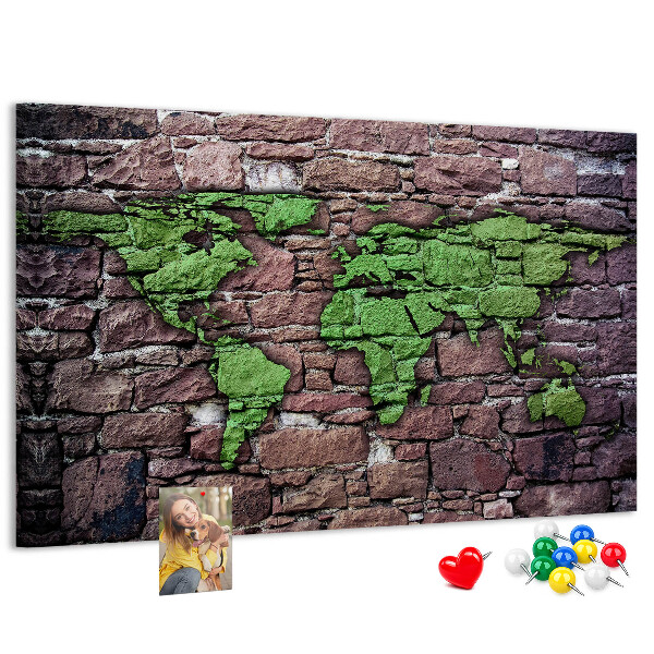 Bacheca in sughero mappa del mondo verde su muro di pietra