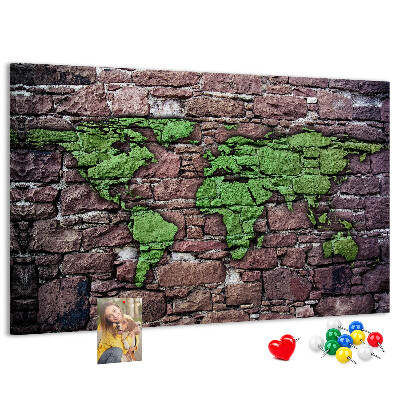 Bacheca in sughero mappa del mondo verde su muro di pietra