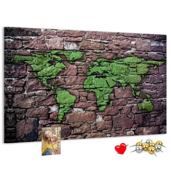 Bacheca in sughero mappa del mondo verde su muro di pietra