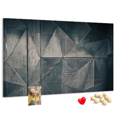 Lavagna di sughero con forme geometriche in diverse tonalità di grigio