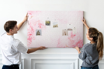 Bacheca in sughero con stampa di delicati fiori rosa su sfondo chiaro