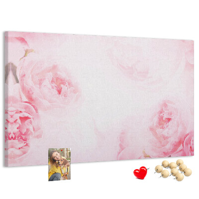 Bacheca in sughero con stampa di delicati fiori rosa su sfondo chiaro