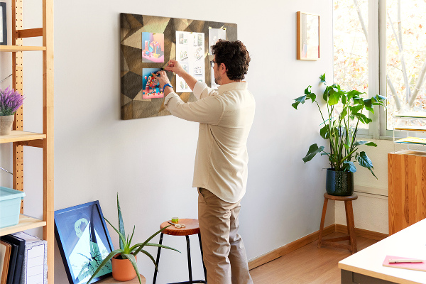 Lavagna di sughero con forme geometriche in diverse tonalità di marrone
