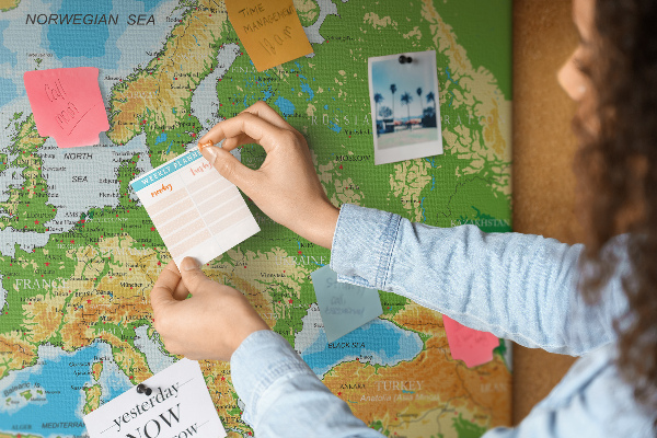 Lavagna di sughero mappa dell'Europa con indicazioni geografiche