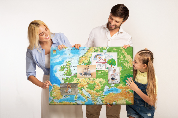 Lavagna di sughero mappa dell'Europa con indicazioni geografiche