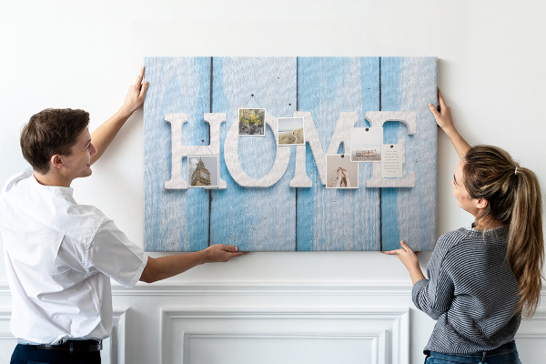Bacheca in sughero con scritta decorativa Home su sfondo blu