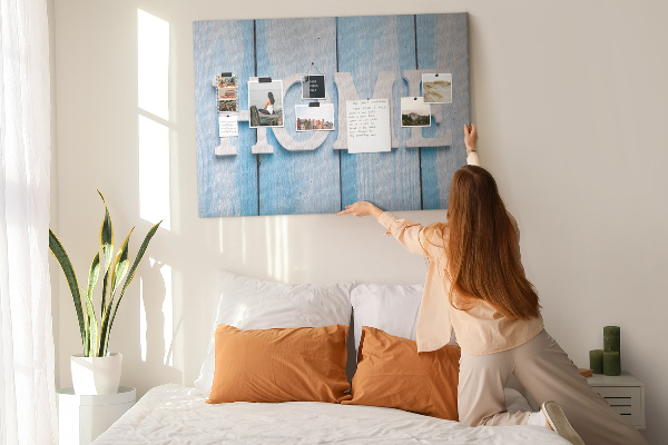 Bacheca in sughero con scritta decorativa Home su sfondo blu