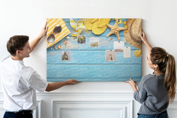 Lavagna di sughero con design ispirato all'estate in spiaggia e accessori colorati