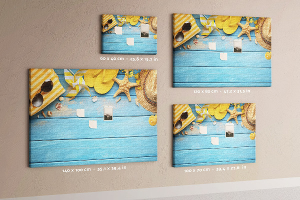 Lavagna di sughero con design ispirato all'estate in spiaggia e accessori colorati
