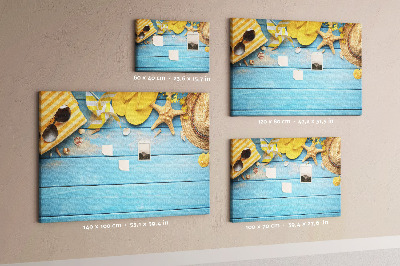 Lavagna di sughero con design ispirato all'estate in spiaggia e accessori colorati