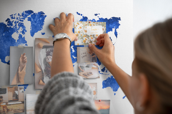 Bacheca in sughero mappa del mondo con grafica ad acquerello blu
