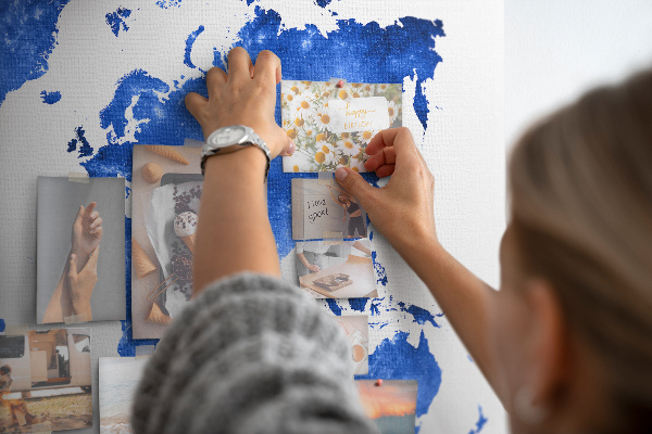 Bacheca in sughero mappa del mondo con grafica ad acquerello blu