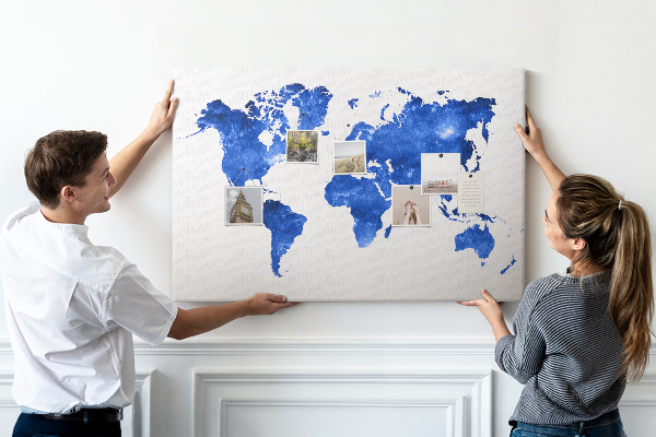 Bacheca in sughero mappa del mondo con grafica ad acquerello blu