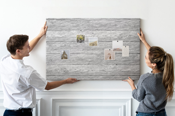 Lavagna di sughero con texture effetto legno nelle tonalità del grigio