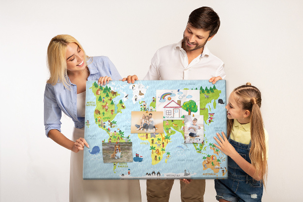 Lavagna di sughero mappa del mondo colorata con figure di animali
