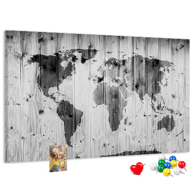 Lavagna di sughero con mappa del mondo su sfondo di assi di legno