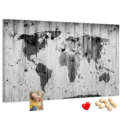Lavagna di sughero con mappa del mondo su sfondo di assi di legno