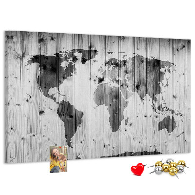 Lavagna di sughero con mappa del mondo su sfondo di assi di legno