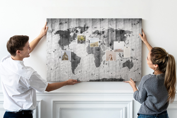 Lavagna di sughero con mappa del mondo su sfondo di assi di legno