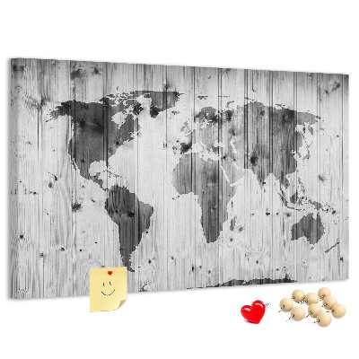 Lavagna di sughero con mappa del mondo su sfondo di assi di legno