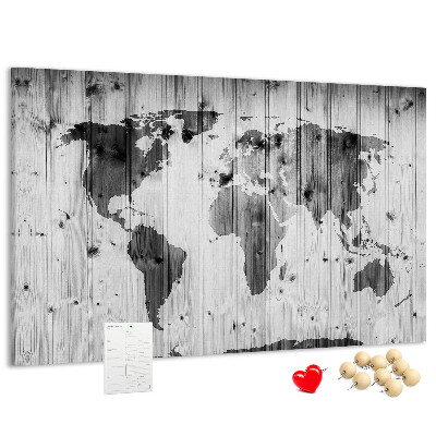 Lavagna di sughero con mappa del mondo su sfondo di assi di legno