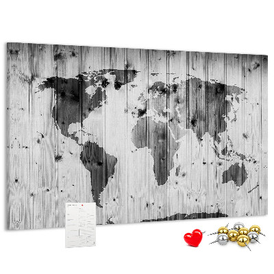 Lavagna di sughero con mappa del mondo su sfondo di assi di legno